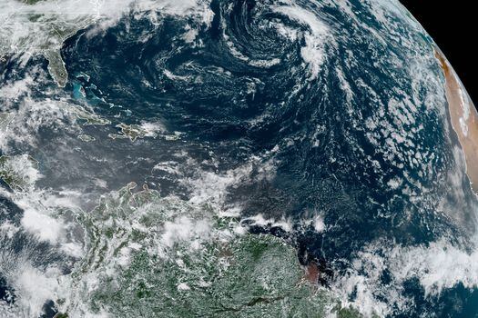 USA8028. MIAMI (FL, EEUU), 24/05/2022.- Fotografía satelital cedida hoy por la Administración Nacional de Océanos y Atmósfera (NOAA) de Estados Unidos a través del Centro Nacional de Huracanes (NHC) donde se aprecia el estado del clima en el Atlántico, a las 12:50 hora local (16:50 GMT). La próxima temporada de huracanes en la cuenca atlántica será más intensa de lo habitual debido al fenómeno de La Niña y la elevada temperatura del mar, según la NOAA, que pronosticó este martes que se formarán entre 3 y 6 huracanes de categoría mayor. EFE
