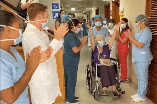 Una paciente británica de 85 años de edad a su salida de la clínica Medihelp de Cartagena luego de que el cuerpo médico la salvara del nuevo coronavirus. / Cortesía