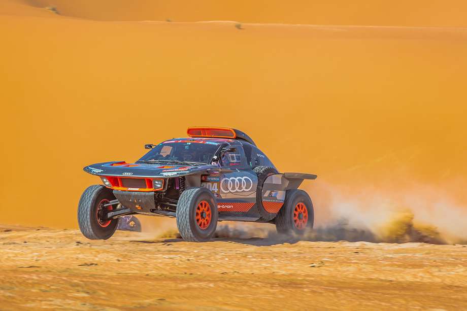 El español Carlos Sainz maneja su Audi RS 1 E-TRON durante la etapa seis del Rally Dakar 2024. 