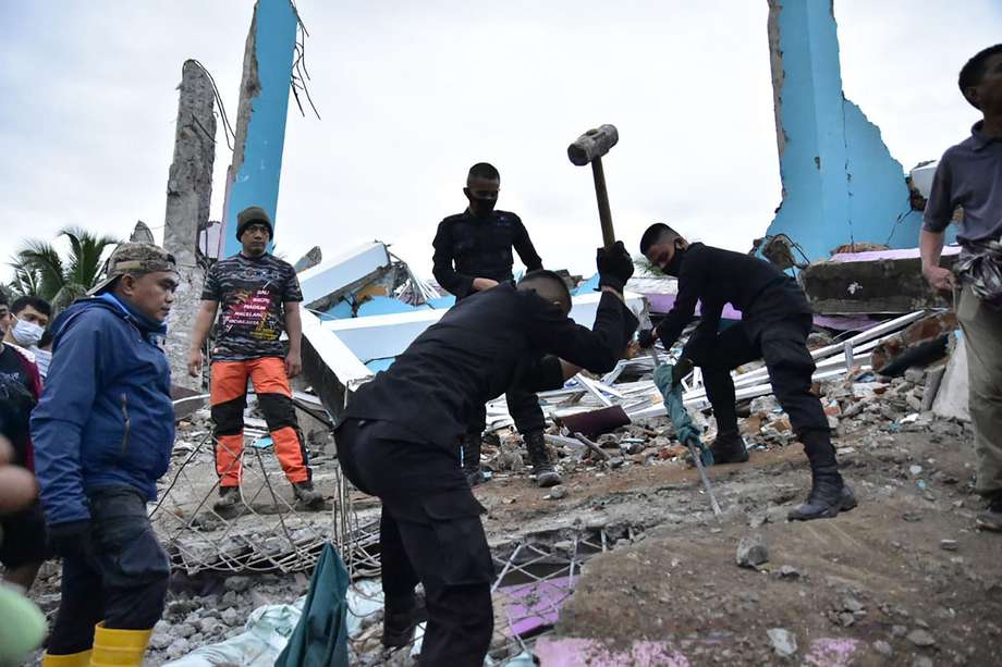 Las autoridades buscan sobrevivientes en un hospital que quedó destruido tras el terremoto.