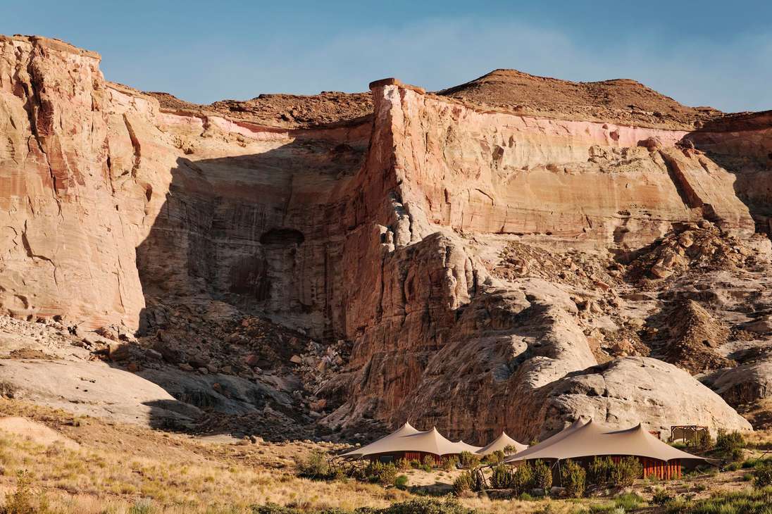 Rodeado de numerosos monumentos nacionales, la Reserva de la Nación Navajo y cinco parques nacionales, que incluyen Zion, Grand Canyon y Bryce, Camp Sarika está excepcionalmente bien ubicado para explorar las atracciones naturales y culturales de la región