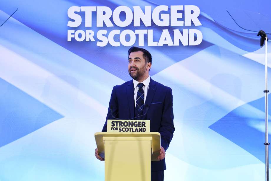 El nuevo líder del Partido Nacional Escocés y exsecretario de Salud, Humza Yousaf, habla después de su anuncio en el estadio Murrayfield de Edimburgo, Escocia, Gran Bretaña, el 27 de marzo de 2023.
