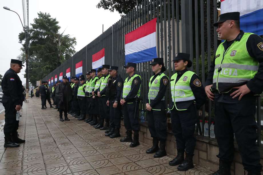 Miembros de la policía reciben instrucciones para resguardar las calles ante posibles protestas por los resultados de las elecciones, en donde resultó electo Santiago Peña como nuevo presidente, hoy en Asunción (Paraguay). 

