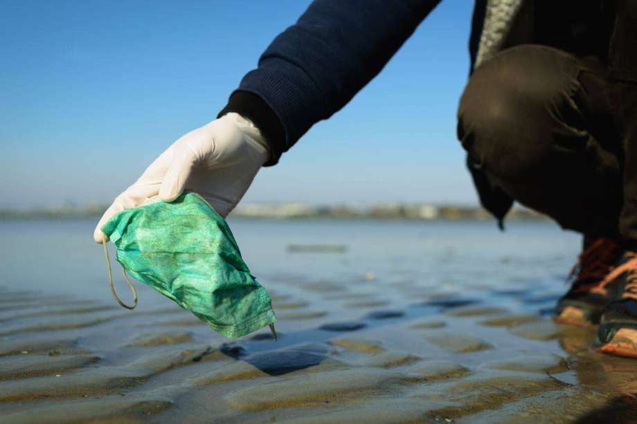 Como otros productos de un solo uso, mascarillas y guantes probablemente acaben contaminando el mar y otros ecosistemas. / Adobe Stock