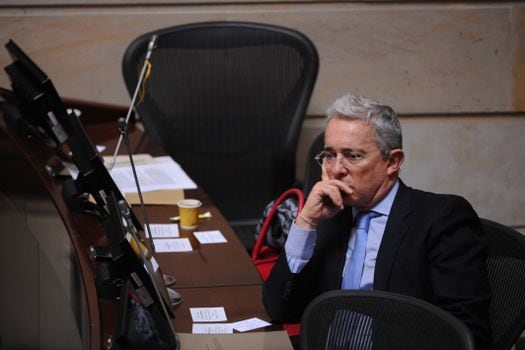 El expresidente y senador Álvaro Uribe enfrenta un proceso penal por fraude procesal y soborno.