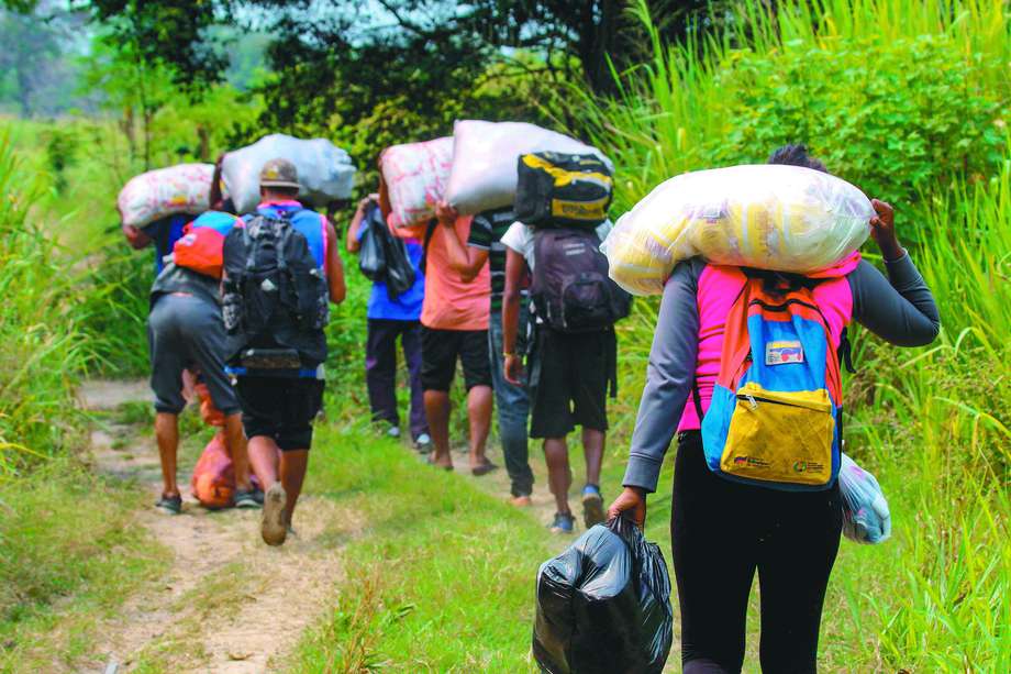 Ciudadanos venezolanos cruzan desde Cúcuta, en Colombia, de regreso a San Antonio del Táchira, en Venezuela, a través de un paso ilegal.