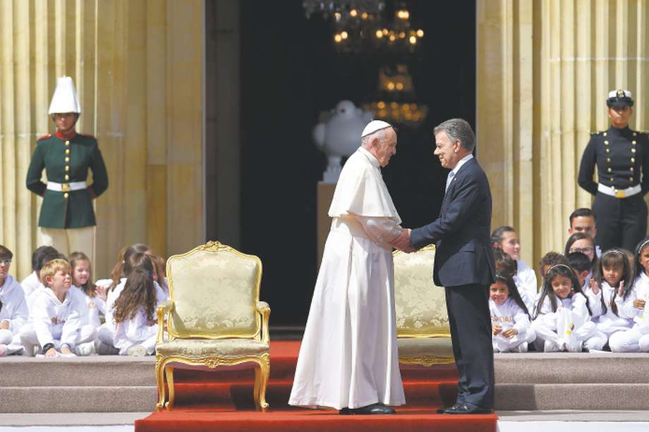 El presidente Juan Manuel Santos sostuvo ayer un encuentro privado con el papa Francisco, a quien le fueron entregados cuatro regalos. / Presidencia
