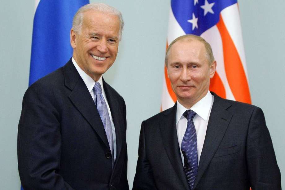 En esta foto de archivo, el presidente estadounidense, Joe Biden, saluda al ruso Vladimir Putin durante una visita a Moscú que realizó mientras era vicepresidente de Barack Obama.