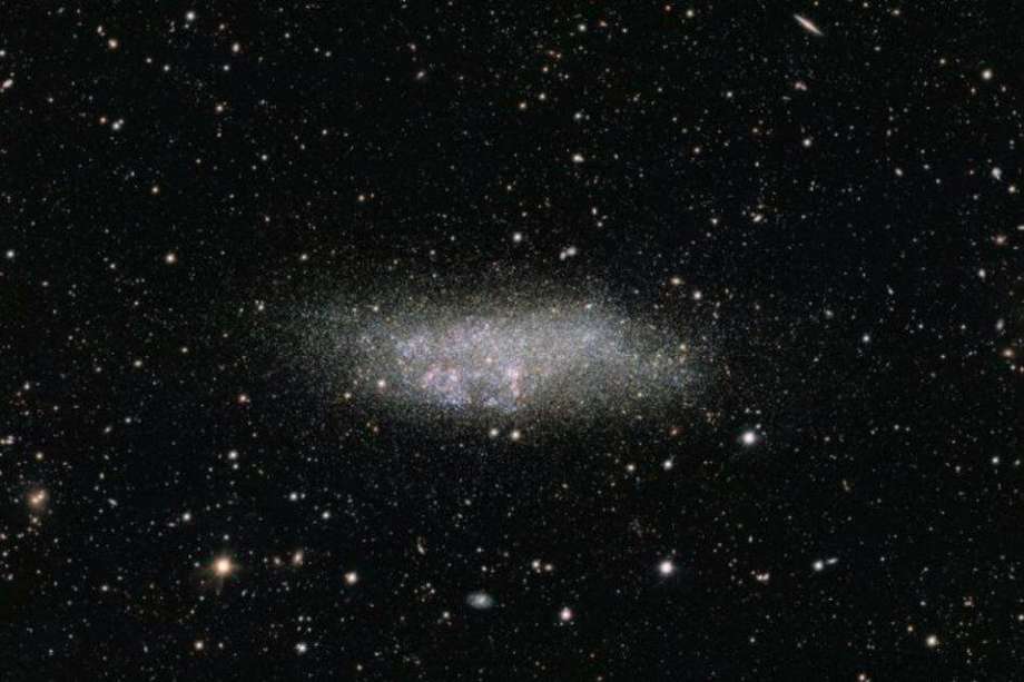 Esta imagen, captada por cámara OmegaCAM de ESO, instalada en el telescopio de rastreo del VLT, muestra a una galaxia solitaria conocida como Wolf-Lundmark-Melotte o, para abreviar, WLM.  / Acknowledgement: VST/Omegacam Local Group Survey. - Tomada de EFE Futuro