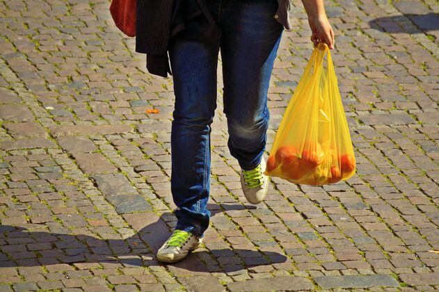 Chile dice adiós a las bolsas plásticas: ningún comercio puede entregarlas