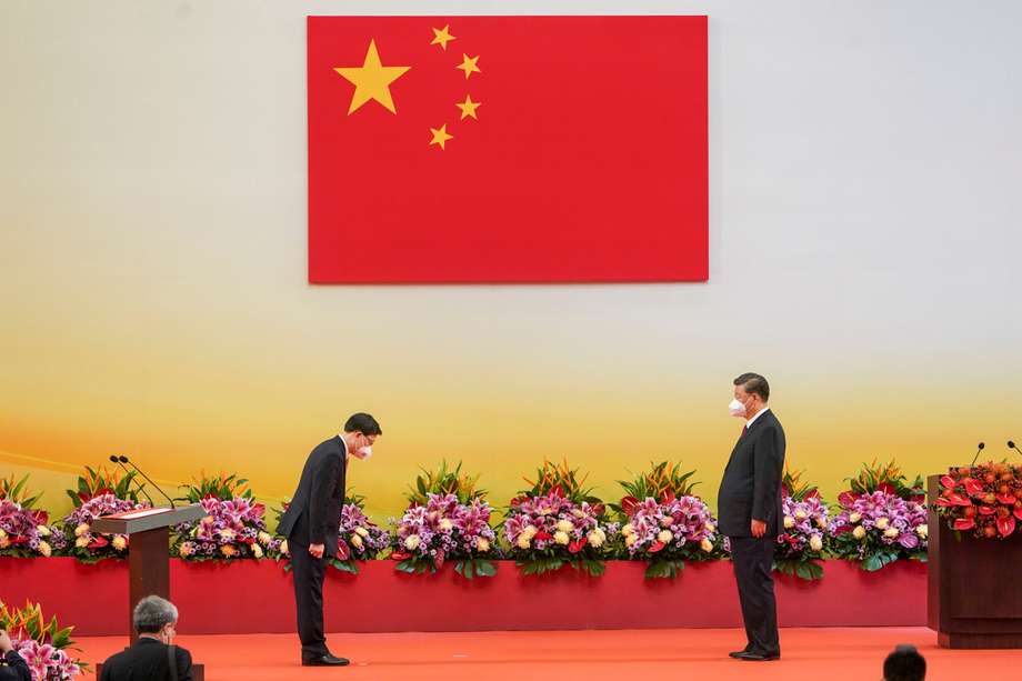 El nuevo director ejecutivo de Hong Kong, John Lee (izquierda), se inclinó ante el presidente chino, Xi Jinping (derecha), en la ceremonia inaugural del sexto mandato del Gobierno de la Región Administrativa Especial de Hong Kong, en el Centro de Convenciones y Exposiciones de Hong Kong, en el marco del aniversario número 25 de la adhesión del territorio a China.