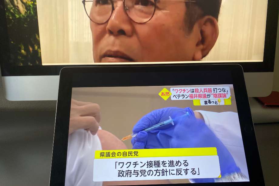 El político japonés Shinryoku Saito en un reportaje televisivo explicando sus ideas sobre la vacuna contra el coronavirus como una supuesta "arma asesina".
