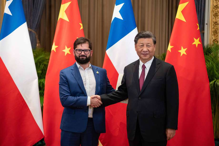 En una reunión celebrada en el Hotel Mandarín Oriental de Bangkok, Tailandia, el líder chino, Xi Jinping, extendió una invitación al mandatario chileno, Gabriel Boric, para visitar el gigante asiático en el 2023. 