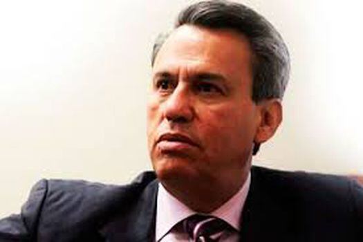 Fue ministro de Agricultura en el gobierno de Juan Manuel Santos. Decidió abandonar el Partido Conservador.
