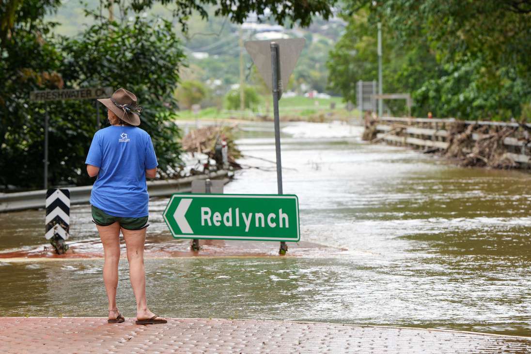Cairns (Australia), 18/12/2023.- A resident inspects floodwater at Stratford in Cairns, Queensland, Australia, 18 December 2023. Residents in far north Queensland are bracing for more rain and further significant flooding. EFE/EPA/NUNO AVENDANO AUSTRALIA AND NEW ZEALAND OUT