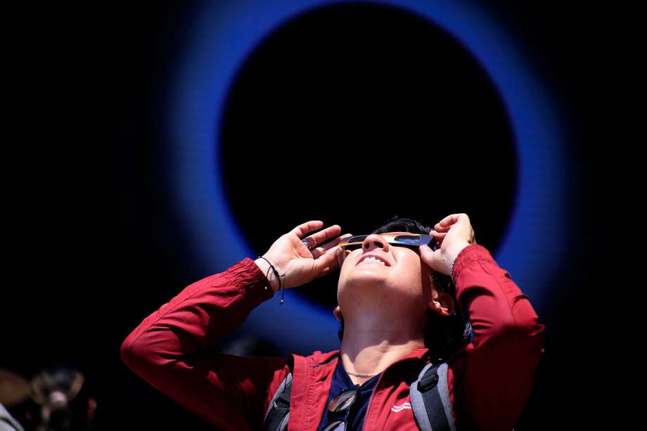 Personas observan el eclipse solar este lunes, en la ciudad de Pachuca (México). Millones de mexicanos presenciaron este lunes el histórico eclipse solar total norteamericano, que se apreció al 100 % en el norte de México, considerado el mejor país para observarlo, según la Universidad Nacional Autónoma de México (UNAM). 