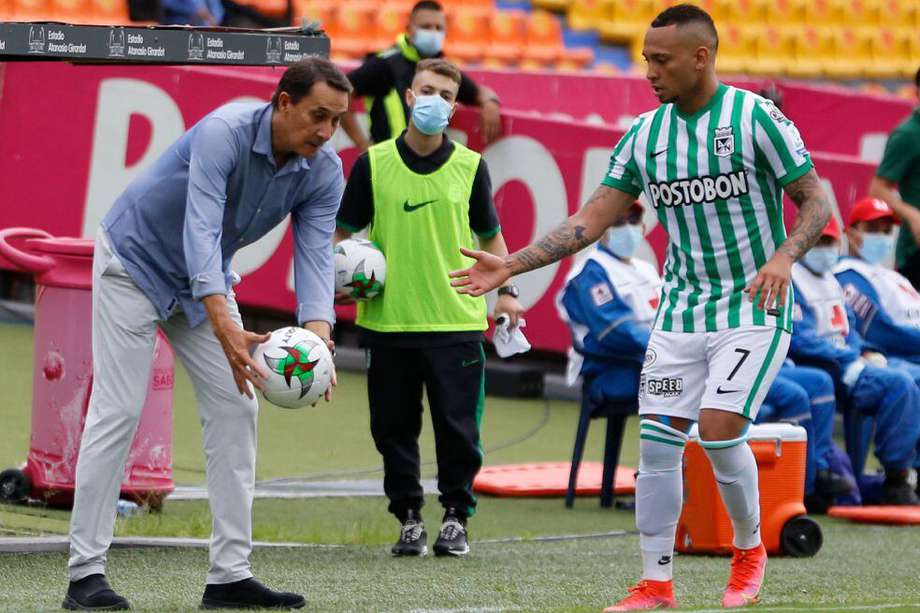 Guimaraes con Jarlan Barrera durante el partido con Equidad.