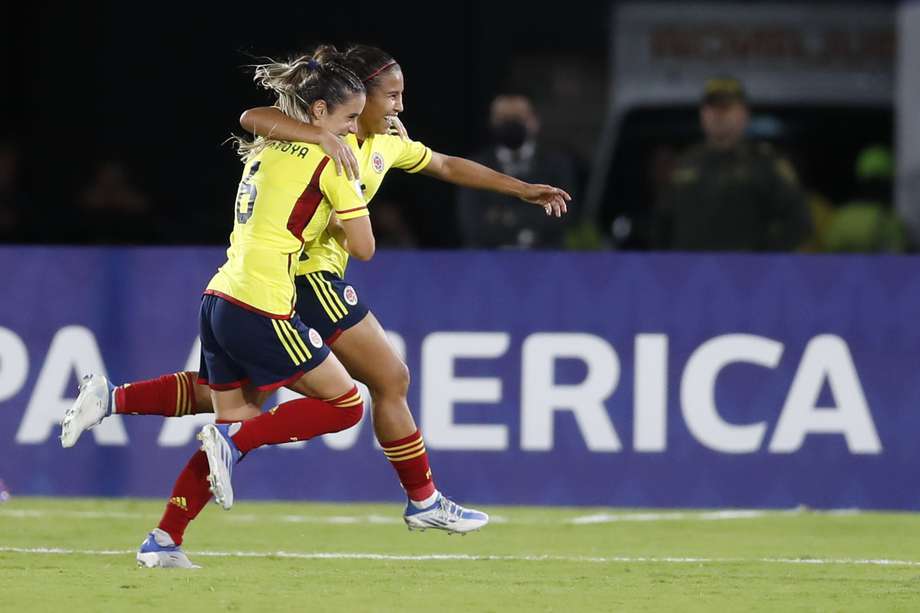 Leicy Santos (d) de Colombia celebra un gol contra Bolivia, en un partido del grupo A de la Copa América Femenina en el estadio Pascual Guerrero en Cali.
