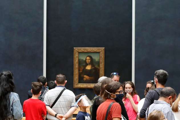 Dos activistas climáticas arrojan sopa sobre la protección de cristal de la “Mona Lisa”