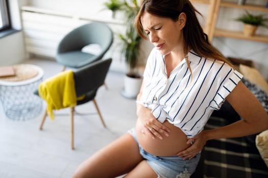 En una pequeña cantidad de embarazos, la placenta se desprende (se cae de la pared del útero) demasiado pronto.
