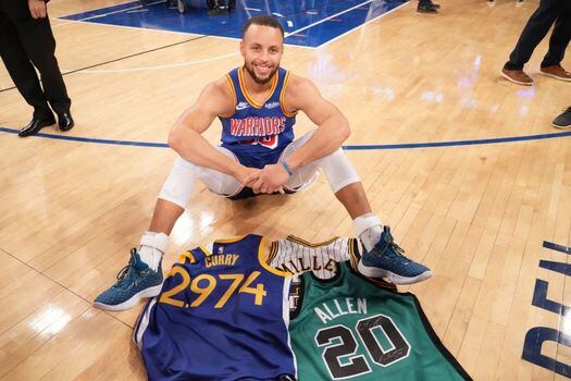 Curry junto a las camisetas de Ray Allen y Reggie Miller, dos de sus ídolos a los cuales superó para convertirse en el mayor anotador de triples en la historia de la NBA.