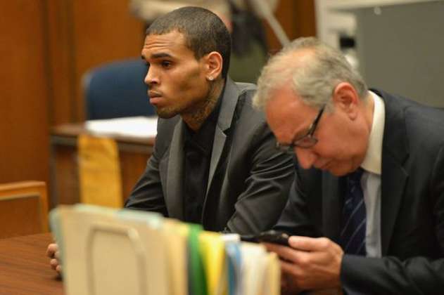 Chris Brown no podrá acercarse a su exnovia: Justicia de EE.UU.
