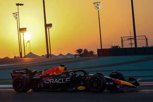 Max Verstappen, bicampeón de la Fórmula 1, en los ensayos libres del Gran Premio de Abu Dhabi este viernes.