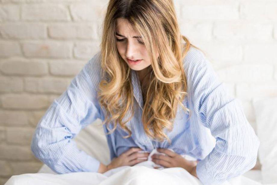 La OMS indica que "la endometriosis es una enfermedad caracterizada por el crecimiento, fuera del útero, de un tejido similar al revestimiento del útero, lo que provoca dolor, infertilidad o ambos".