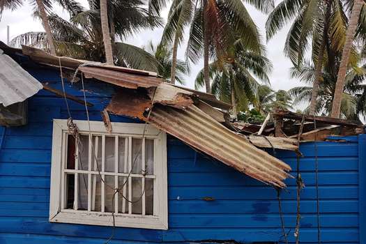 Destrucción en una casa de San Andrés tras el paso del huracán Iota. Crédito: LIANA FLOREZ / AFP.