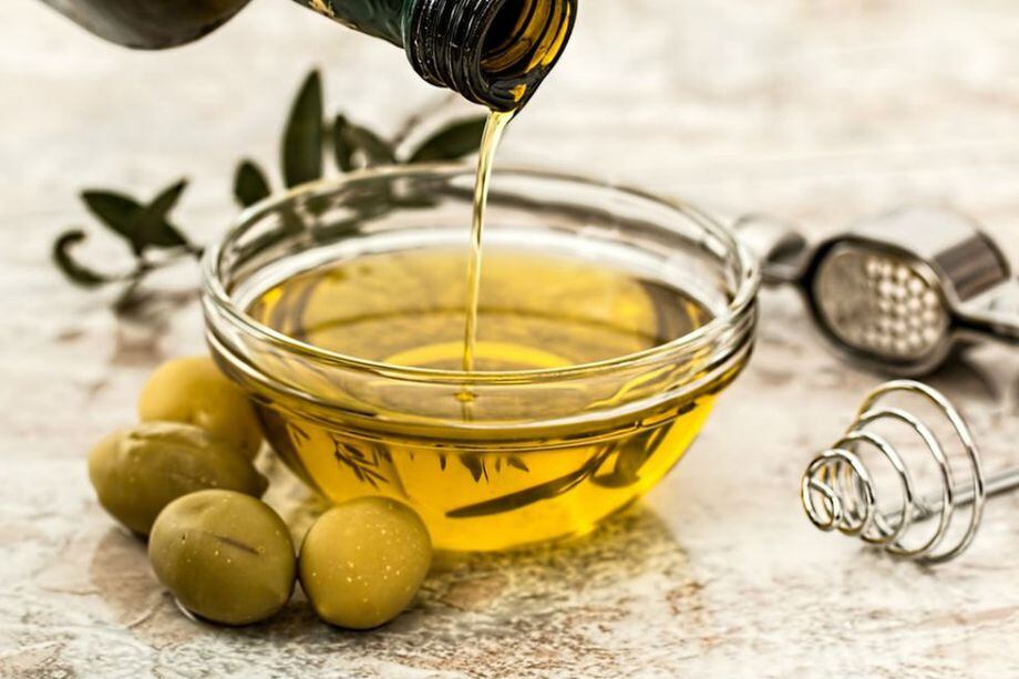 El aceite de oliva es es una gran ayuda para regular el nivel de colesterol en sangre.