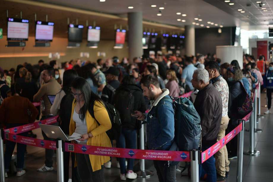 Usuarios de Ultra Air esperan en el Aeropuerto Internacional El Dorado.