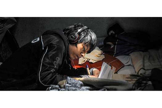 Ricard Piraza transcribiendo letras de canciones de reguetón. / Fotos: Luis Ángel - El Espectador
