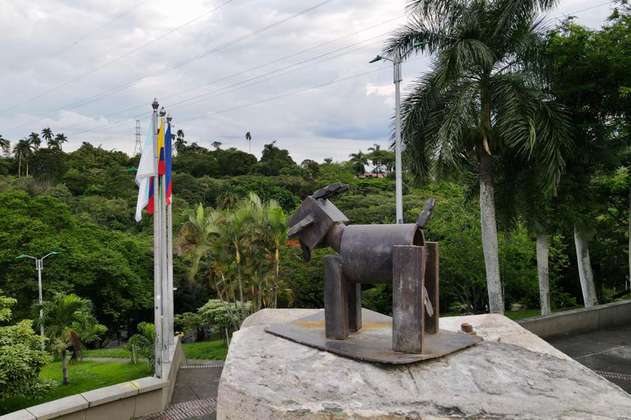 Una cabra reemplaza la estatua de Sebastián de Belalcázar en Cali
