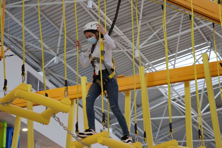 Ropes Course es una de las nuevas atracciones de El Éden Centro Comercial, que permite a los visitantes subirse a puentes colgantes de hasta 18 metros de altura.