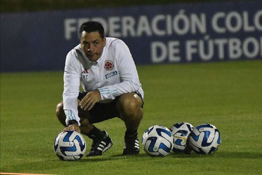 El técnico vallecaucano Héctor Cárdenas espera que su equipo mejore en la definición y supere este viernes a Paraguay, en el estadio El Campín. / FCF Photo: VizzorImage / Luis Ramirez.