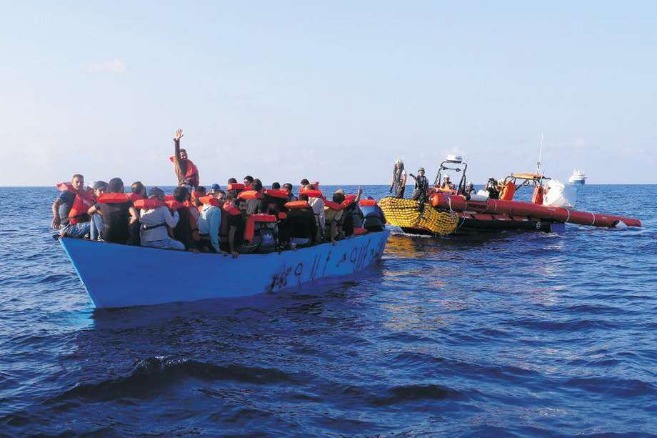 Migrantes son rescatados por un barco de Médicos Sin Fronteras tras salir de Libia tratando de llegar a Europa. 