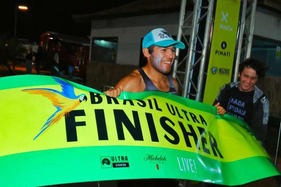 Alejandro Rivas celebrando la obtención del título en la Copa del Mundo de Ultradistancia, en Brasil.