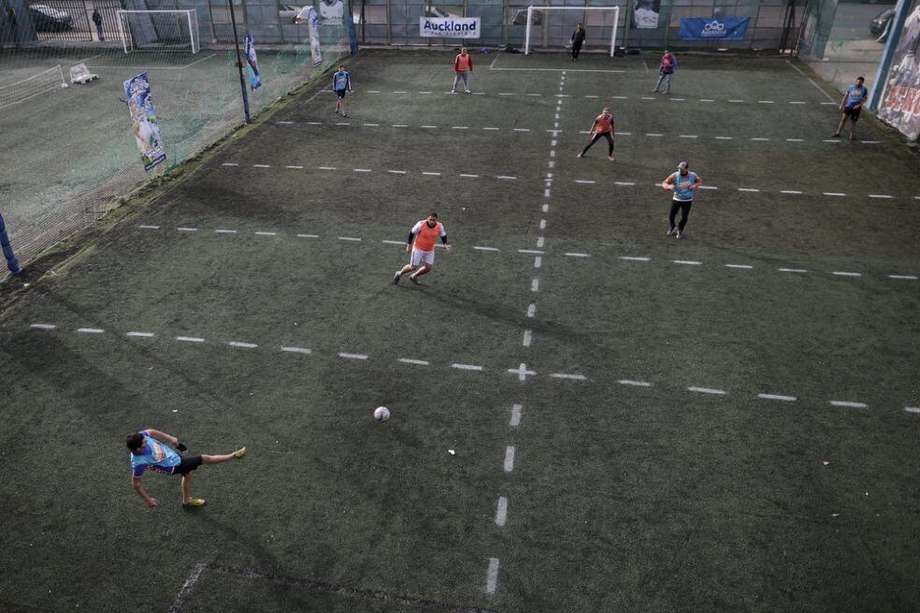 Imagen del "Metegol humano", modalidad que asemeja al futbolín. En la cancha hay dos equipos de cinco jugadores cómo máximo. Cada jugador se ubica en uno de los 12 rectángulos del campo.