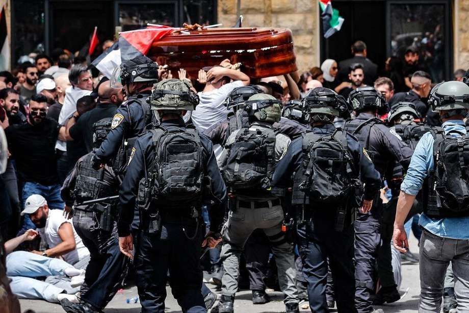 Las exequias de Shireen Abu Akleh estuvieron marcadas por escenas de violencia tras una intervención policial israelí al inicio del cortejo.