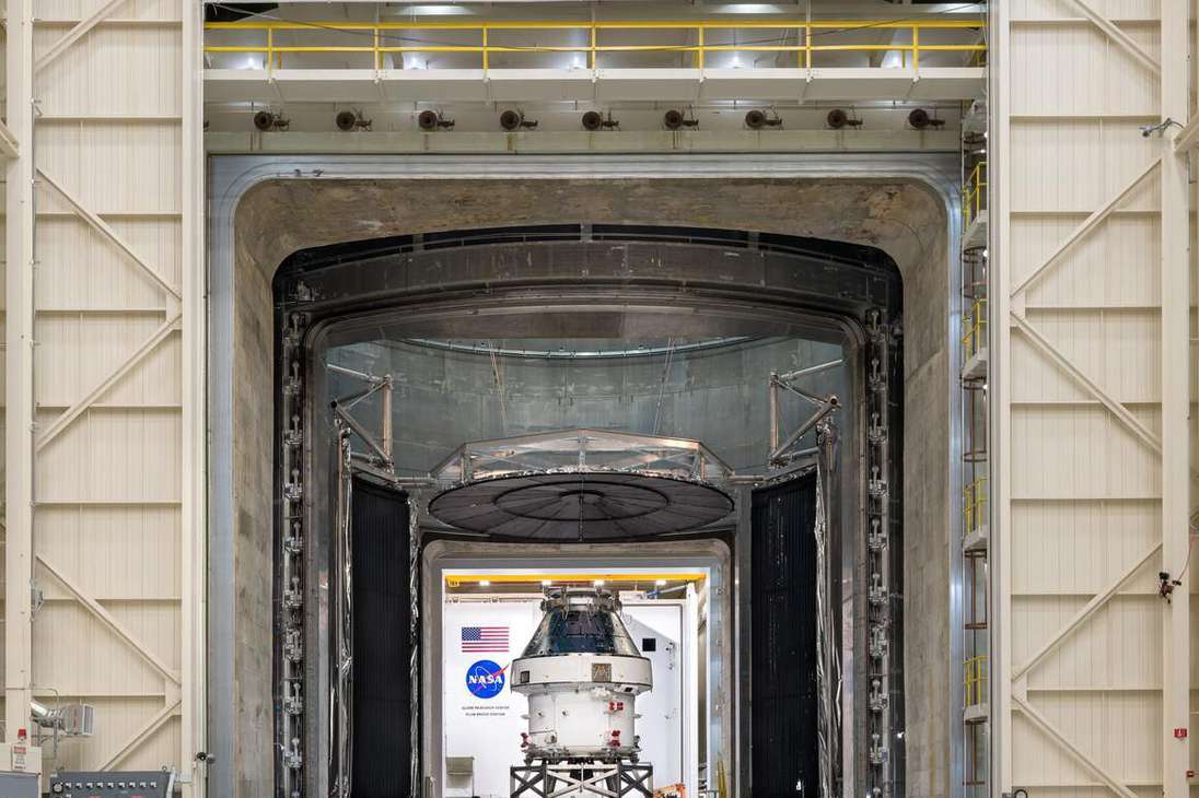 La nave espacial Orion para la Misión Artemis I, que consta del módulo de tripulación y el módulo de servicio construido en Europa, se encuentra en el Centro de Investigación Glenn de la NASA, la Estación Plum Brook, el Complejo de Ambientes Espaciales, SEC, Cámara de Vacío Térmico