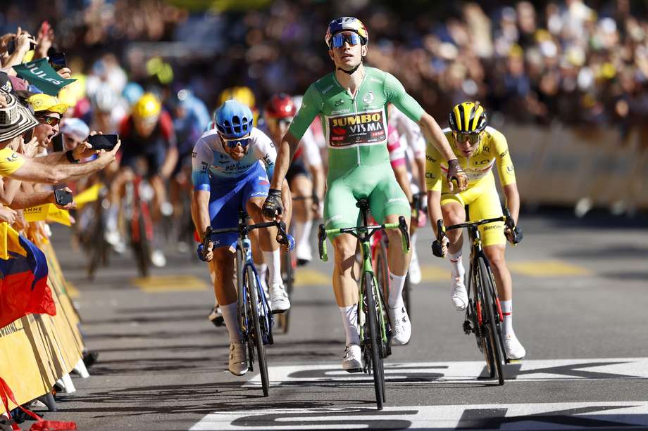 Lausanne (Switzerland), 09/07/2022.- Belgium rider Wout Van Aert of Jumbo Visma wins the 8th stage of the Tour de France 2022 over 186.3km from Dole to Lausanne, Switzerland, 09 July 2022. (Ciclismo, Bélgica, Francia, Suiza, Estados Unidos) EFE/EPA/YOAN VALAT
