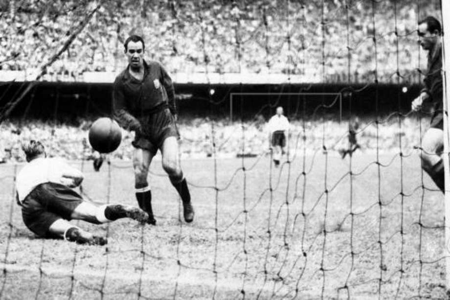 El gol de Telmo Zarra a Inglaterra, en el estadio Maracaná, en el Mundial de Brasil 1950. / EFE