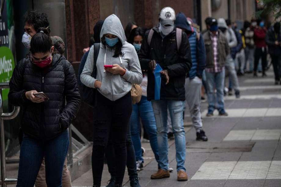 Chilenos hacen cola para obtener un seguro de desempleo en la sede de la Administración de Fondos de Desempleo de Chile.