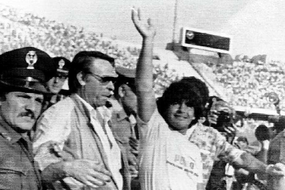 La llegada de Maradona al Nápoles, en julio de 1984.
