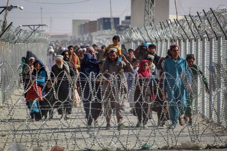 Cientos de afganos intentan llegar a pie a Pakistán a través de la frontera con Afganistán. Entre ellos hay mujeres, hombres y menores de edad.