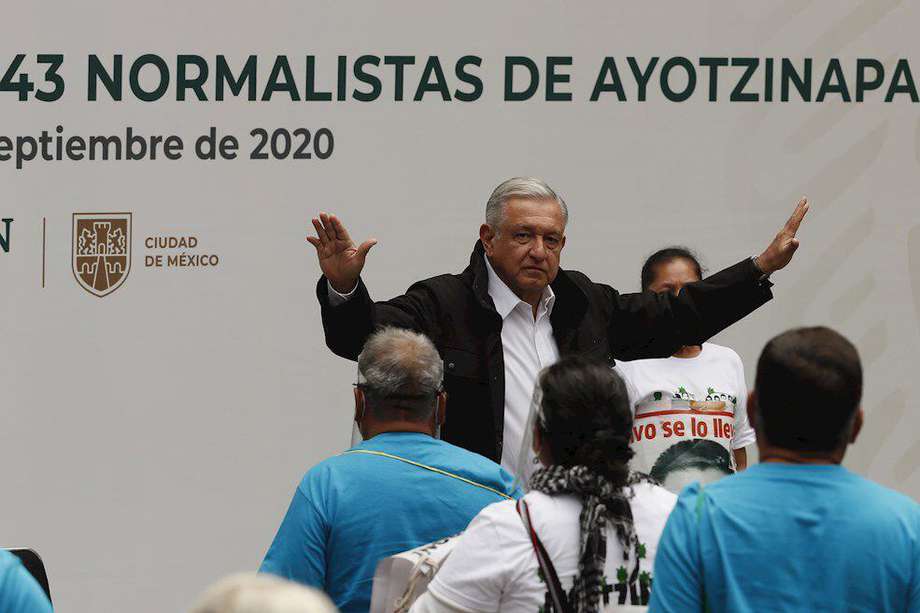 El presidente de México, Andrés Manuel López Obrador, se reunió con familiares de estudiantes de Ayotzinapa.