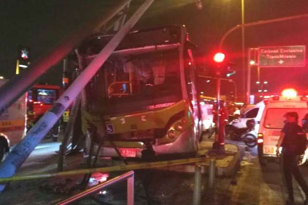 Conductor de Transmilenio habría estrellado bus para evitar asalto