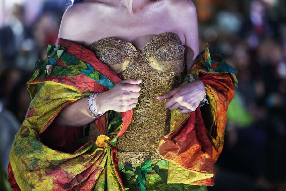 Detalle del vestido que desfila una modelo de la diseñadora, Marion Macedo, perteneciente a la colección "Habitat".