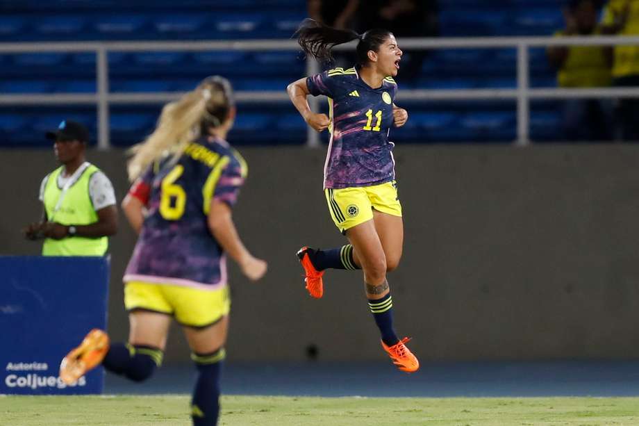 Catalina Usme de Colombia celebra su gol, durante un partido amistoso entre las selecciones femeninas de Colombia y Panamá en el estadio Pascual Guerrero en Cali (Colombia).

