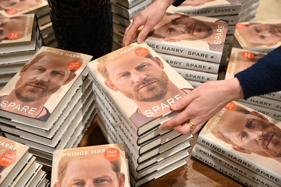 El libro del príncipe Harry se ha convertido en un bestseller que le ha significado una millonaria entrada, pero ahora significarle poner en riesgo  su permanencia en Estados Unidos.